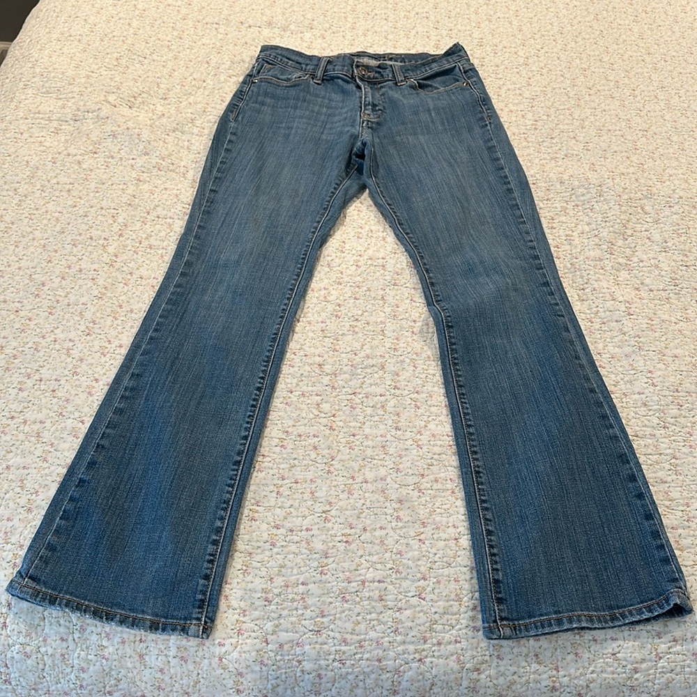 Old navy sweetheart style jean Preowned light distressing at waist pockets hem